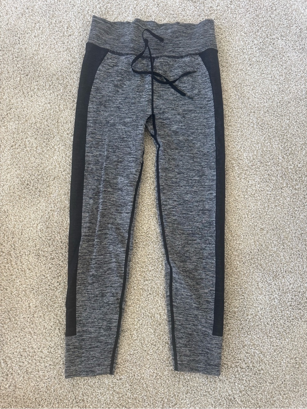 VS PINK Active Cropped Leggings (Gray/Black) - L